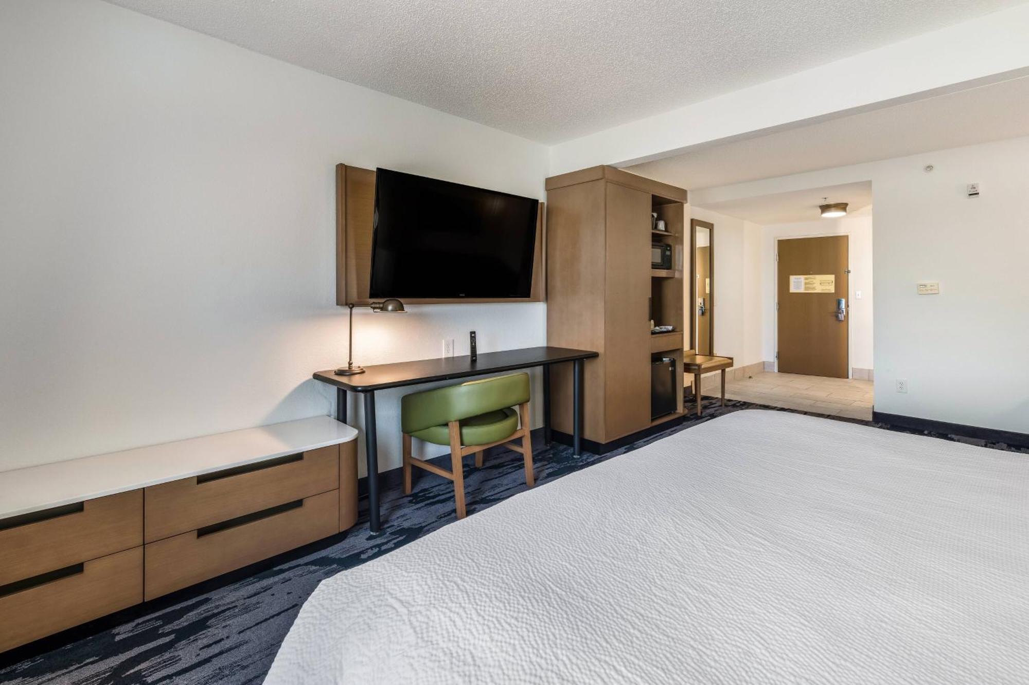 Fairfield By Marriott & Coliseum Area 3*