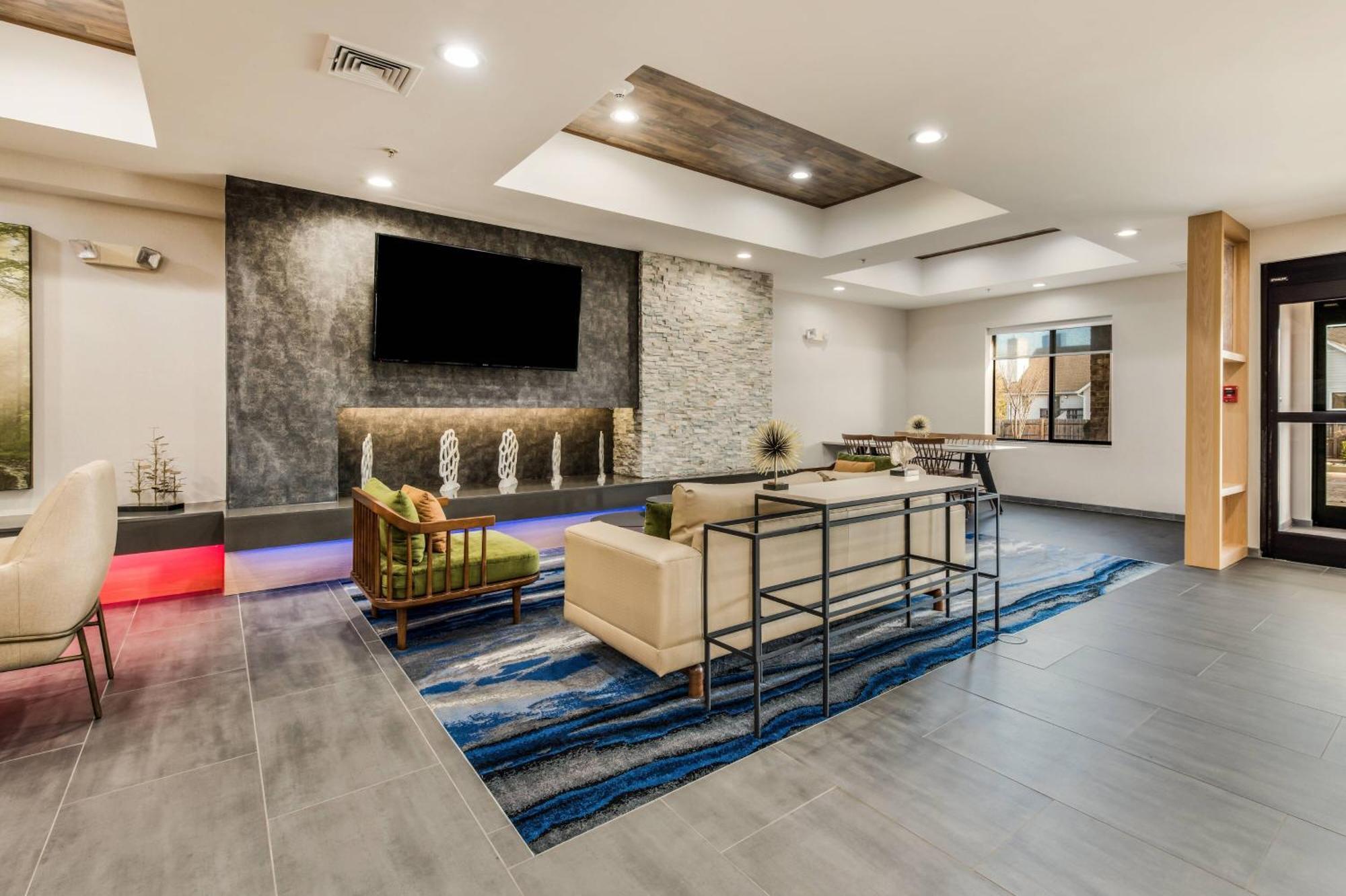 Hotel Fairfield By Marriott & Coliseum Area 3*
