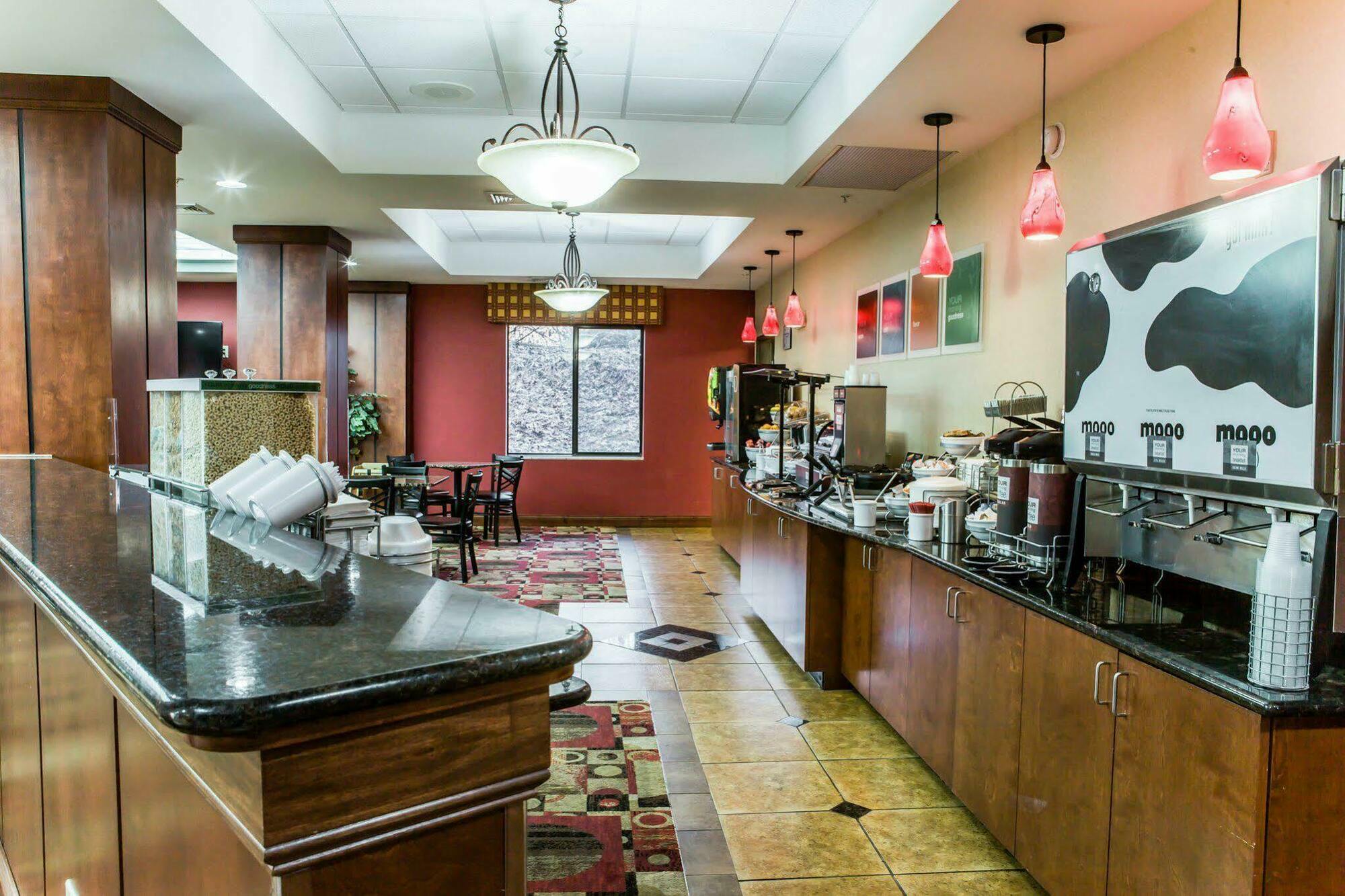 Fairfield By Marriott & Coliseum Area Hotel 3*