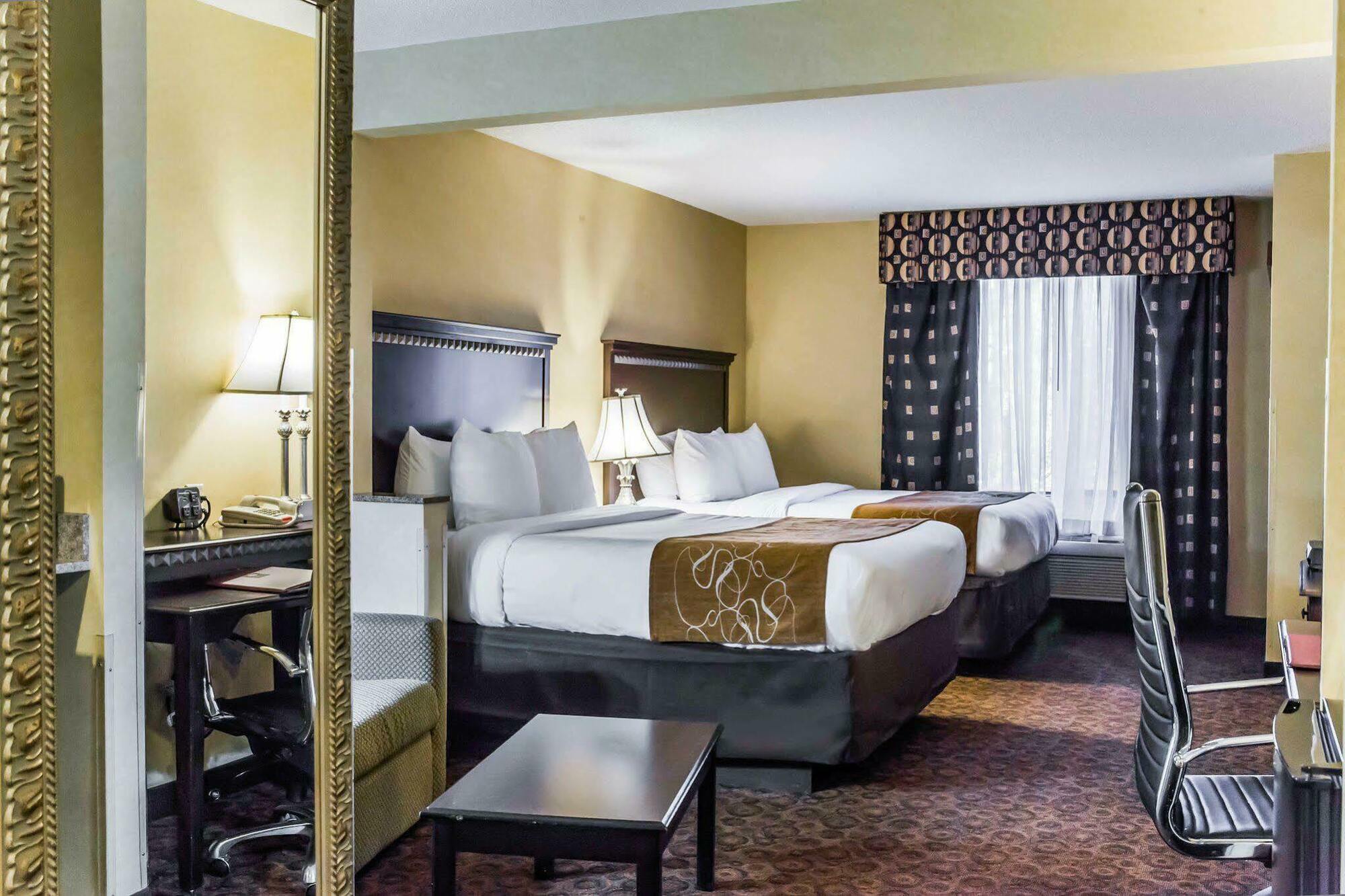 Hotel Fairfield By Marriott & Coliseum Area 3*
