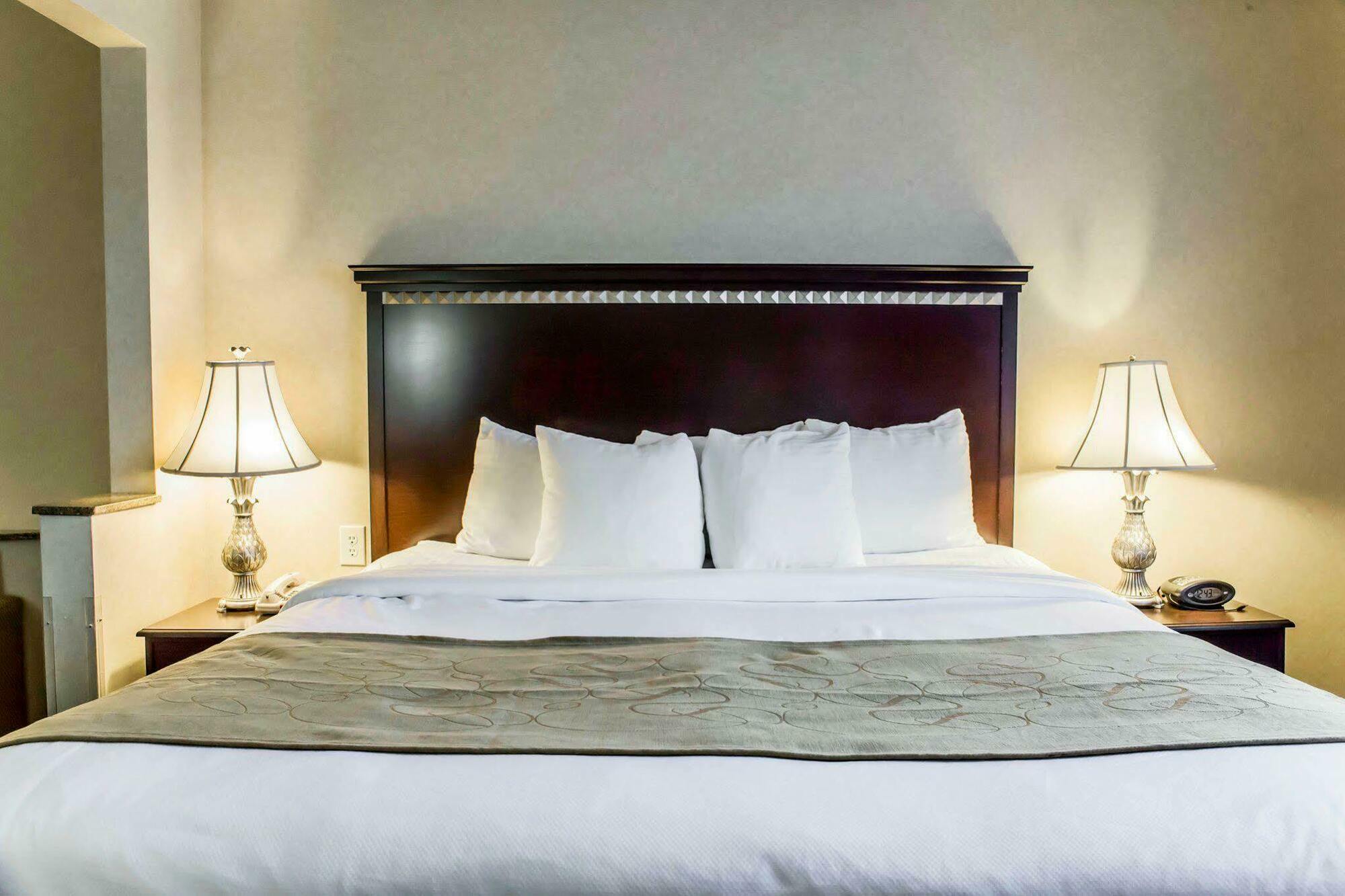 Hotel Fairfield By Marriott & Coliseum Area 3*