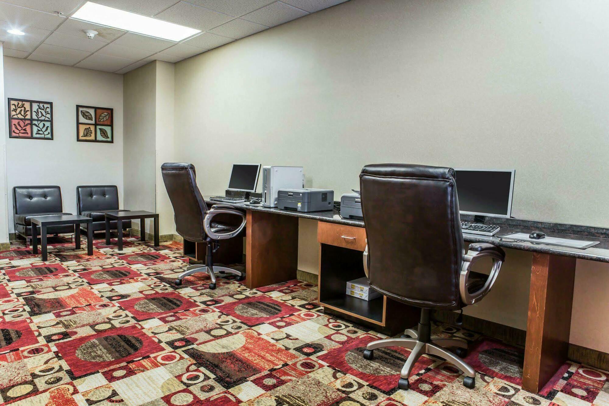 Hotel Fairfield By Marriott & Coliseum Area 3*